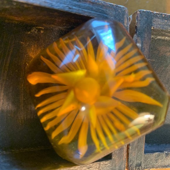 Fabulous vintage apple juice bakelite brooch! - Picture 2 of 4